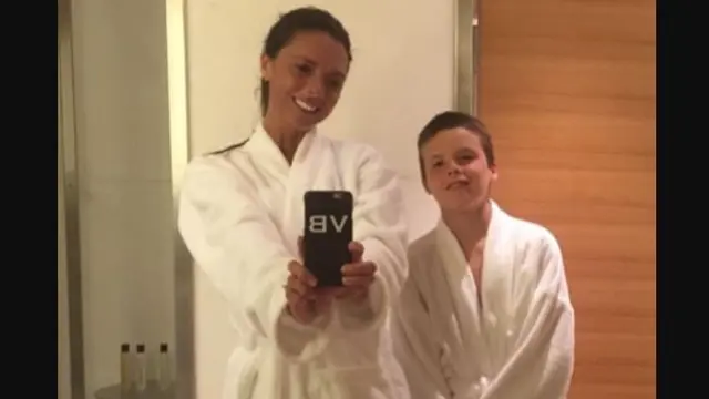 Penampilan Langka Victoria Beckham Saat Berfoto Bersama Putra Ketiganya
