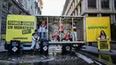 Demonstrasi dilakukan dengan memblokir jalan dengan sebuah trailer. (Miguel MEDINA/AFP)