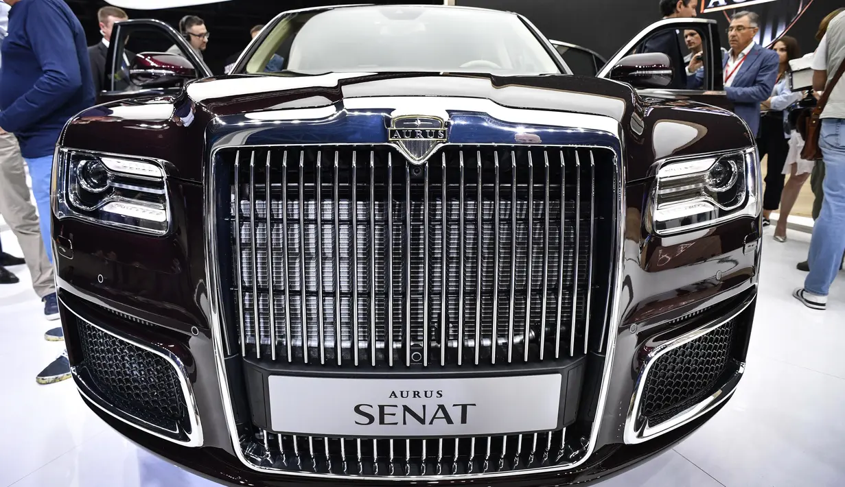 Bagian depan mobol mobil limosin Aurus Senat milik Presiden Rusia Vladimir Putin di Moscow International Motor Show di Moskow (29/8). Aurus dikembangkan sejak 2013 dan menelan dana sekitar Rp 2,7 triliun. (AFP Photo/Alexander Nemenov)