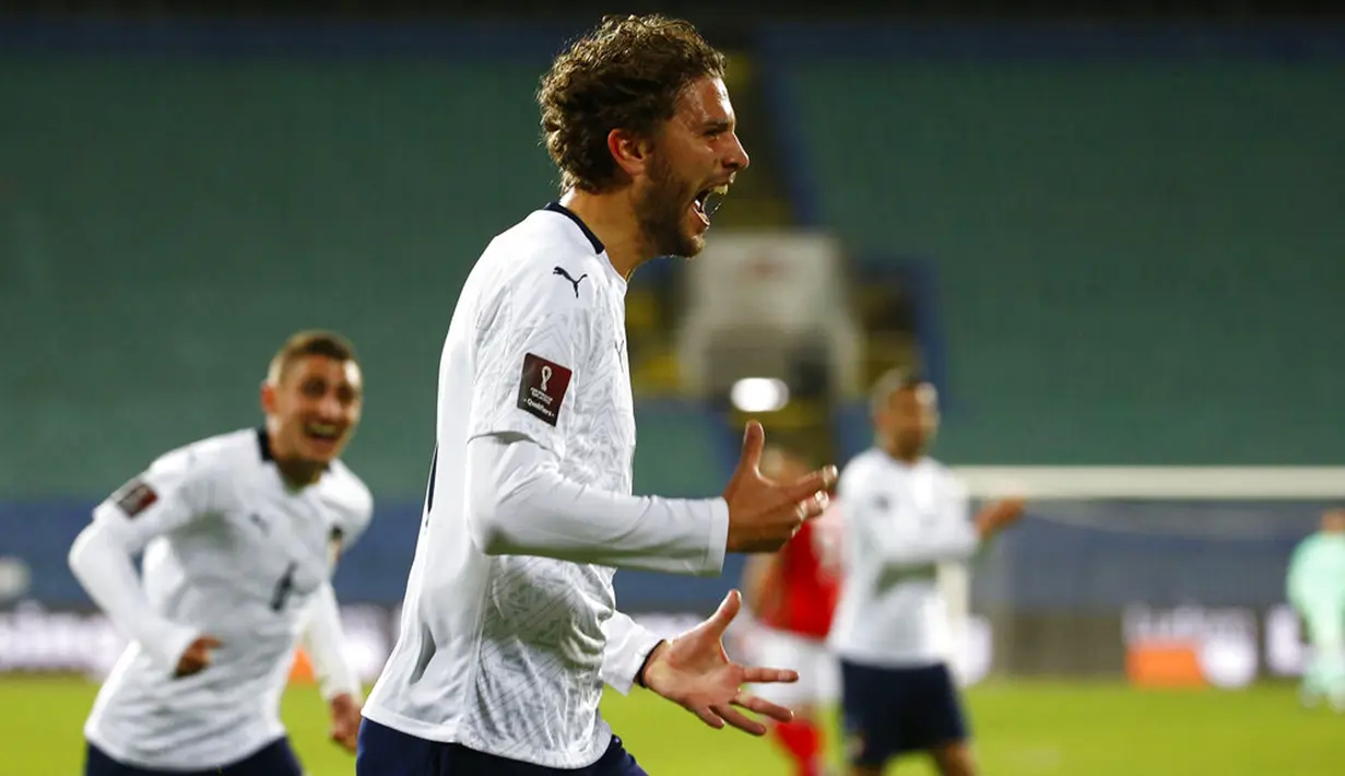 Pemain Italia Manuel Locatelli bereaksi setelah mencetak gol ke gawang Bulgaria pada pertandingan Grup C kualifikasi Piala Dunia 2022 di Stadion Vassil Levski, Sofia, Bulgaria, Minggu (28/3/2021). Italia menang dengan skor akhir 2-0. (AP Photo/Tony Uzunov)