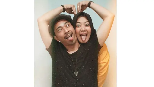 Potret Harmonisnya Risa Saraswati dan Suami