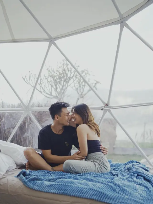 4 Tahun Menikah, Ini 6 Potret Romantis Fendy Chow dan Stella Cornelia