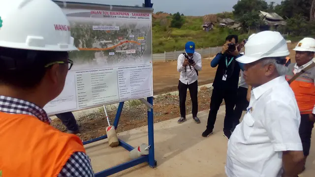 Menteri PUPR Basuki Hadimuljono saat meninjau tol Seksi V di Balikpapan. (Foto: Liputan6.com/Abelda Gunawan)