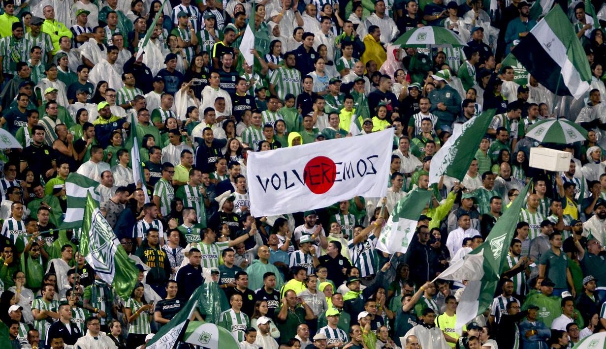 Suporter Colombia Atletico Nacional hadir mendukung timnya saat timnya melawan Sao Paulo pada semifinal Copa Libertadores 2016 di Stadion Atanasio Girardot, Medellin, Colombia, (13/7/2016). (AFP/Raul Arboleda)