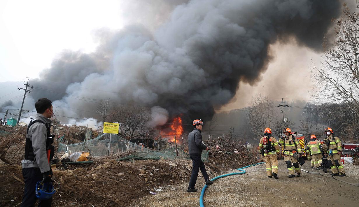 Sedikitnya 300 petugas pemadam kebakaran dikerahkan untuk menjinakkan api di area hunian padat yang berada di salah satu distrik terkaya di Korea Selatan itu. Tampak dalam foto, petugas pemadam kebakaran berjuang memadamkan api di permukiman kumuh Desa Guryong, pemukiman informal terbesar di Seoul, Korea Selatan, pada Jumat 16 Januari 2026. (YONHAP/AFP)