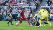 Pemain Liverpool Cody Gakpo (kedua dari kiri) dikawal oleh pemain Newcastle Sven Botman (kedua dari kanan) dalam laga Premier League antara Newcastle vs Liverpool di Newcastle, Inggris, Minggu, 23 Agustus 2026. (AP Photo/Ian Hodgson)