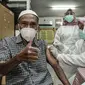 Warga lansia saat disuntik vaksin COVID-19 di SDN 05 Penggilingan, Jakarta, Kamis (25/2/2021). Pemerintah melalui Kementerian Kesehatan menargetkan 21,5 juta warga lansia di Indonesia mendapatkan vaksinasi COVID-19 tahap kedua. (merdeka.com/Iqbal S. Nugroho)