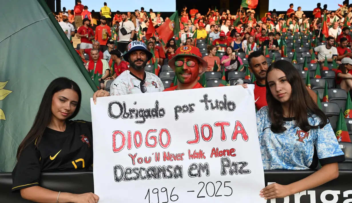 Berbagai media Spanyol menyebutkan bahwa penyerang Liverpool Diogo Jota meninggal dunia pada Kamis (3/7/2025) siang WIB. Tampak dalam foto, para penggemar memegang tulisan saat mereka memberikan penghormatan kepada penyerang Liverpool asal Portugal, Diogo Jota, menjelang pertandingan sepak bola UEFA Women's Euro 2025 Grup B antara Spanyol dan Portugal di stadion Wankdorf di Bern, Jerman pada 3 Juli 2025. (Miguel MEDINA/AFP)