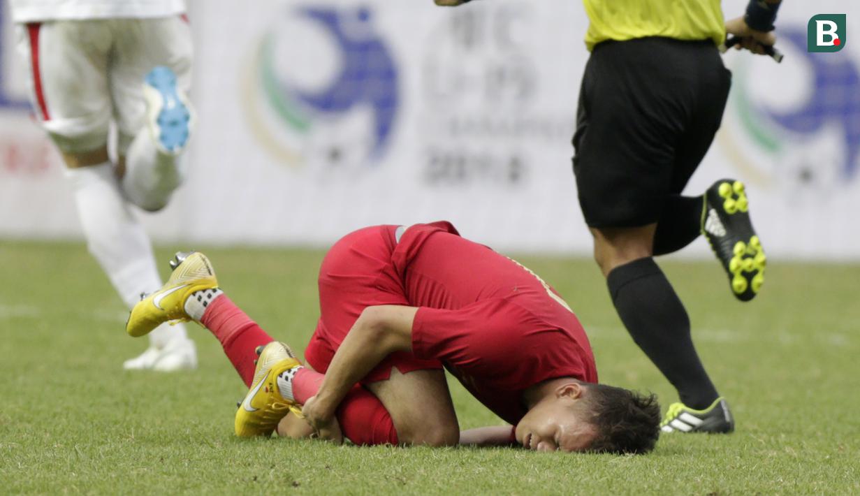 Gelandang Indonesia, Egy Maulana Vikri, meringis kesakitan saat melawan Yordania pada laga persahabatan di Stadion Wibawa Mukti, Jawa Barat,  Sabtu (13/10/2018). Indonesia menang 3-2 atas Yordania. (Bola.com/M Iqbal Ichsan)