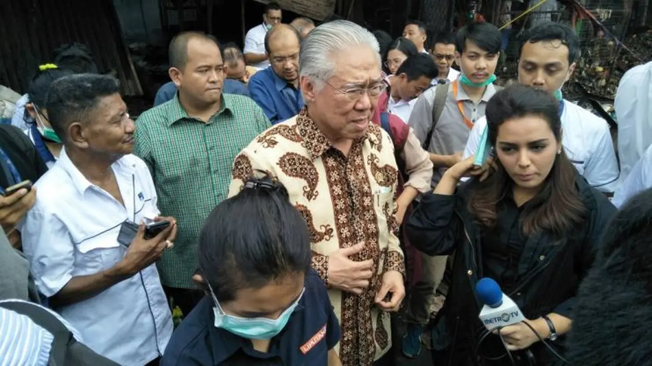 Menteri Perdagangan Enggartiasto Lukita meninjau area kios yang terbakar di Pasar Induk Kramat Jati Blok A, Jakarta Timur, Senin (12/6/2017). (Deny/Liputan6.com)