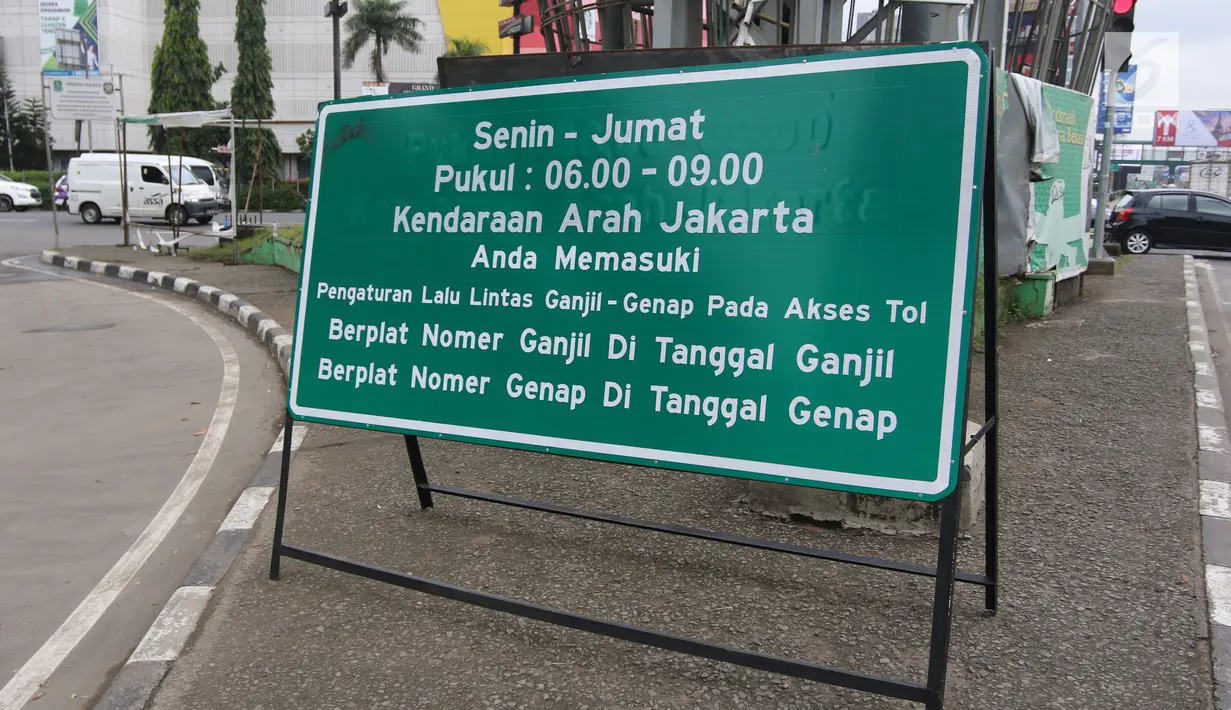 Plang informasi ganjil genap yang berada di depan Gerbang Tol Bekasi Barat 1, Bekasi, Jawa Barat, Senin (12/3). (Liputan6.com/Arya Manggala)