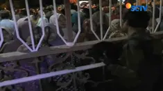 Namun petugas hanya mengizinkan seorang pengantar saja yang masuk menemani calon haji.