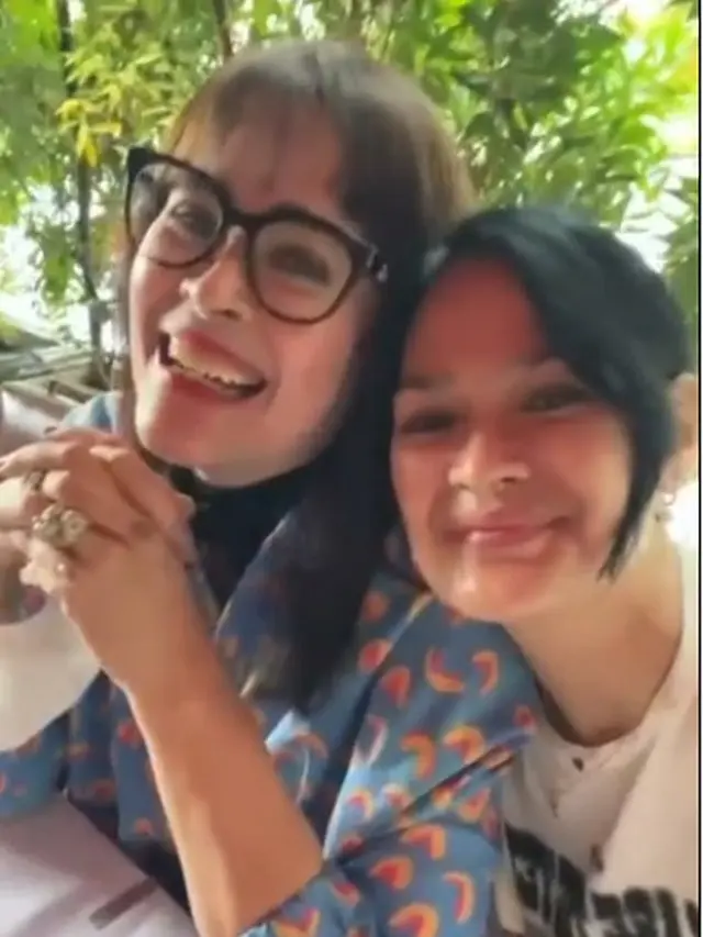 Akur Walaupun Beda Agama, Ini 6 Potret Kebersamaan Sandy Harun dan