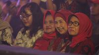 Ibu Presiden Jokowi ditemani keluarganya saat menonton konser tunggal Didi Kempot di Solo.(Liputan6.com/Fajar Abrori)
