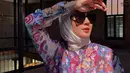 Berpose ala model, Paula Verhoeven tampil ekspresif dengan kemeja colorful dengan sunglasses [@paula_verhoeven]