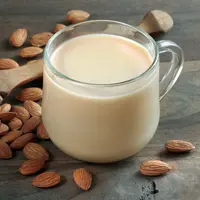 ilustrasi susu almond/KRIACHKO OLEKSII/Shutterstock