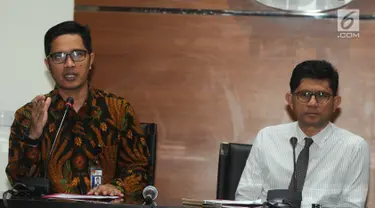 Wakil Ketua KPK Laode Muhammad Syarif (kanan) dan Jubir KPK Febri Diansyah memberi keterangan terkait dugaan TPPU, Jakarta, Jumat (18/5). KPK menetapkan korporasi sebagai tersangka TPPU kasus Bupati Kebumen Mohamad Yahya Fuad.(Merdeka.com/Dwi Narwoko)