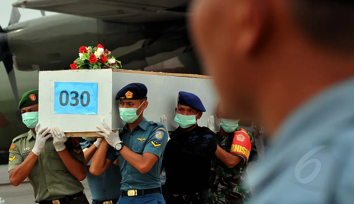Tim SAR gabungan kembali menerima 12 jenazah korban pesawat AirAsia QZ8501 di Lanud TNI AL Juanda, Surabaya, Sabtu (3/1/2015). Total sudah 30 jenazah yang ditangani tim DVI di RS Bhayangkara Polda Jatim hingga Sabtu (3/1/2015). (Liputan6.com/Johan Tallo)