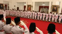 Anggota Pasukan Pengibar Bendera Pusaka (Paskibraka) memberi hormat kepada Presiden Joko Widodo saat dikukuhkan di Istana Negara, Jakarta, Kamis (15/8/2019). Sebanyak 68 anggota Paskibraka tersebut akan bertugas pada upacara HUT ke-74 RI. (Liputan6.com/Angga Yuniar)