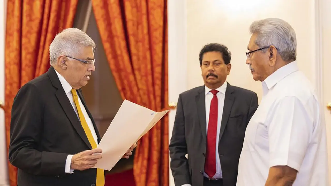 Presiden Gotabaya Rajapaksa, kanan, menyapa Ranil Wickremesinghe saat upacara pengambilan sumpah yang terakhir sebagai perdana menteri baru di Kolombo, Sri Lanka, Kamis, 12 Mei 2022.(Kantor Presiden Sri Lanka via AP)