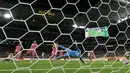 Kiper Inter Miami, Oscar Ustari (tengah) gagal menghalau bola tendangan pemain Palmeiras, Paulinho dalam laga Grup A Piala Dunia Antarklub 2025 di Hard Rock stadium, Miami, Amerika Serikat, Selasa (24/06/2025) WIB. (AFP/Chandan Khanna)