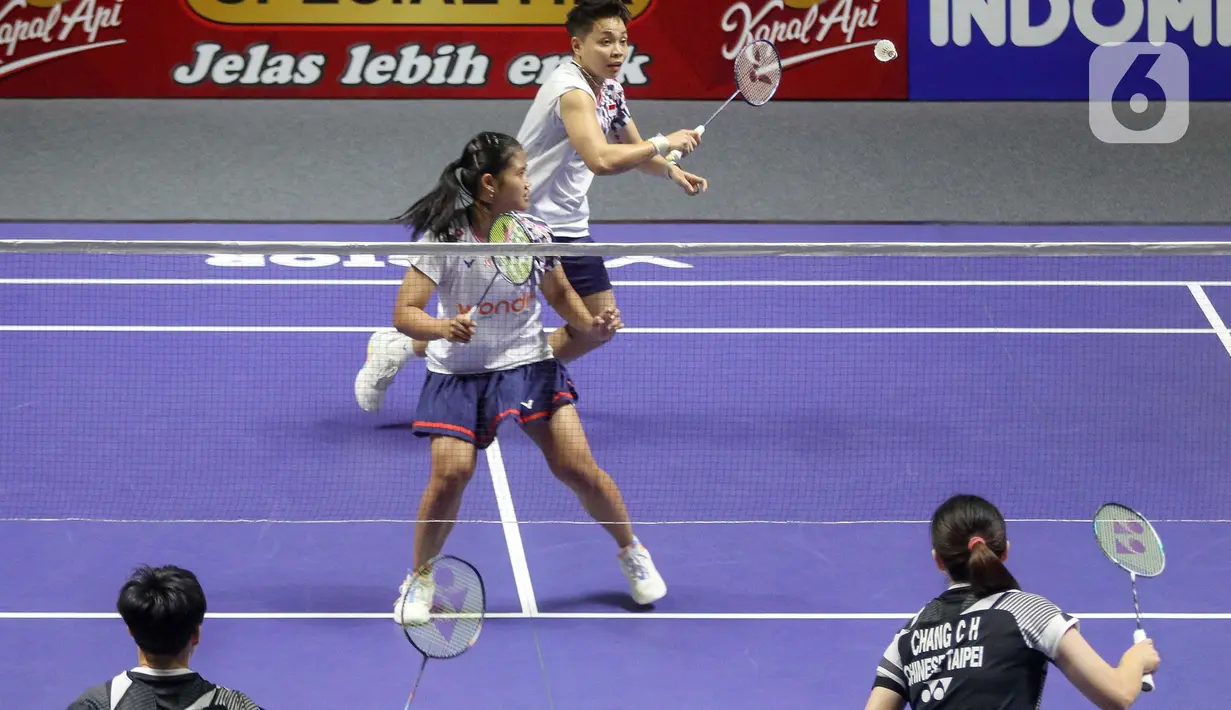 Laga Apriyani Rahayu/Febi Setianingrum melawan Chang Ching Hui/Yang Ching Tun berlangsung sengit dan ketat. (Liputan6.com/Herman Zakharia)