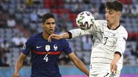 Tertinggal satu gol membuat Timnas Jerman semakin gencar melancarkan serangan melalui Kai Havertz. Namun Rapahael Varane terus menempel ketat pemain Chelsea tersebut. (Foto: AP/Pool/Franck Fife)