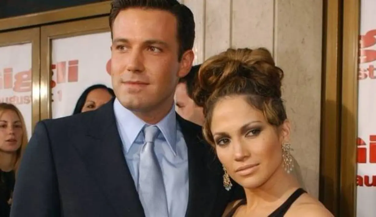 Jennifer Lopez pernah bertunangan dengan Ben Affleck. Ben membatalkan pernikahan mereka empat hari sebelum hari H dan memutuskan hubungan beberapa bulan kemudian. (fuull.ec)