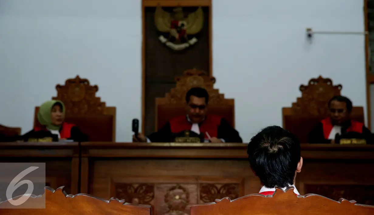 Hengky Kawilarang saat mendengarkan putusan hakim di Pengadilan Negri Jakarta Selatan, Kamis (27/8/2015). Hengky dijatuhkan vonis hukuman penjara 11 bulan oleh Majelis hakim. (Liputan6.com/Faisal R Syam)
