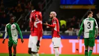 Theo Hernandez tidak percaya dirinya mendapat kartu merah pada laga leg kedua antara Feyenoord kontra AC Milan. (Marco BERTORELLO / AFP)