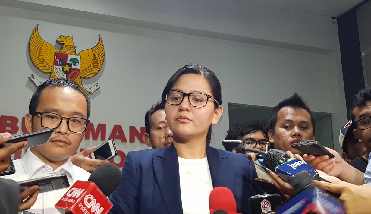 Sekjen PSSI, Ratu Tisha Destria, ditemani Kuasa Hukumnya dari Siswodihardjo & Partner Law Firm ketika diperiksa Satgas Antimafia Bola, Jumat (28/12/2018). (Bola.com/Zulfirdaus Harahap)