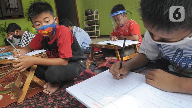 Siswa kelas IV SD Muhammadiyah 37 belajar di teras rumah seorang guru di kawasan Pondok Cabe Udik, Tangerang Selatan, Banten, Senin (10/8/2020). Kegiatan belajar mengajar (KBM) tatap muka ini dilakukan dengan menerapkan standar protokol kesehatan. (merdeka.com/Arie Basuki)