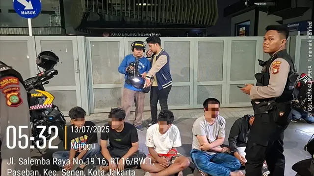 Sembilan orang yang akan tawuran terjaring polisi di Jalan Kramat Raya, Jakarta Pusat, Minggu (13/7/2025).