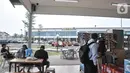 Pengunjung saat berada di lokasi warung makan yang baru di Pelabuhan Kali Adem, Muara Angke, Jakarta Utara, Senin (13/6/2022). Pengelola Pelabuhan Kali Adem merelokasi sebanyak 56 pedagang yang sebelumnya menempati dermaga ke lokasi baru. (merdeka.com/Iqbal S Nugroho)
