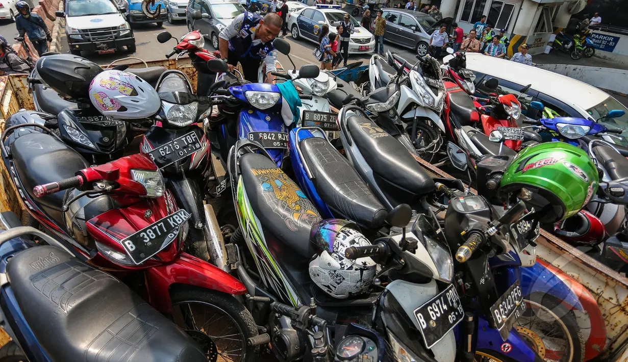 Tampak sejumlah motor berada di atas truk untuk dibawa oleh petugas Dishub di kawasan Pasar Tanah Abang, Jakarta, Kamis (16/4/2015). Razia dilakukan untuk menciptakan kawasan yang tertib serta nyaman di kawasan Tanah Abang. (Liputan6.com/Faizal Fanani)
