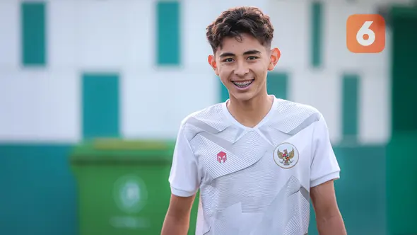 <p>Pemain Timnas Indonesia U-17, Welber Jardim saat menjalani official training skuad Timnas Indonesia U-17 di Lapangan Latihan A Gelora Bung Tomo, Surabaya, Minggu (12/11/2023) sore menjelang laga kedua Grup A Piala Dunia U-17 2023 menghadapi Panama yang akan berlangsung di Stadion Gelora Bung Tomo, Senin, 13 November 2023. (Bola.com/Bagaskara Lazuardi)</p>