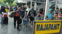 Sejumlah calon penumpang yang akan menggunakan jasa kereta api di Stasiun Pasar Senen, Jakarta, Jumat (14/4). (Liputan6.com/Helmi Afandi)