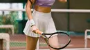 Anya Geraldine tampak mengenakan crop top dan rok tenis bernuansa kontras.  [Foto: Instagram/ Anya Geraldine]