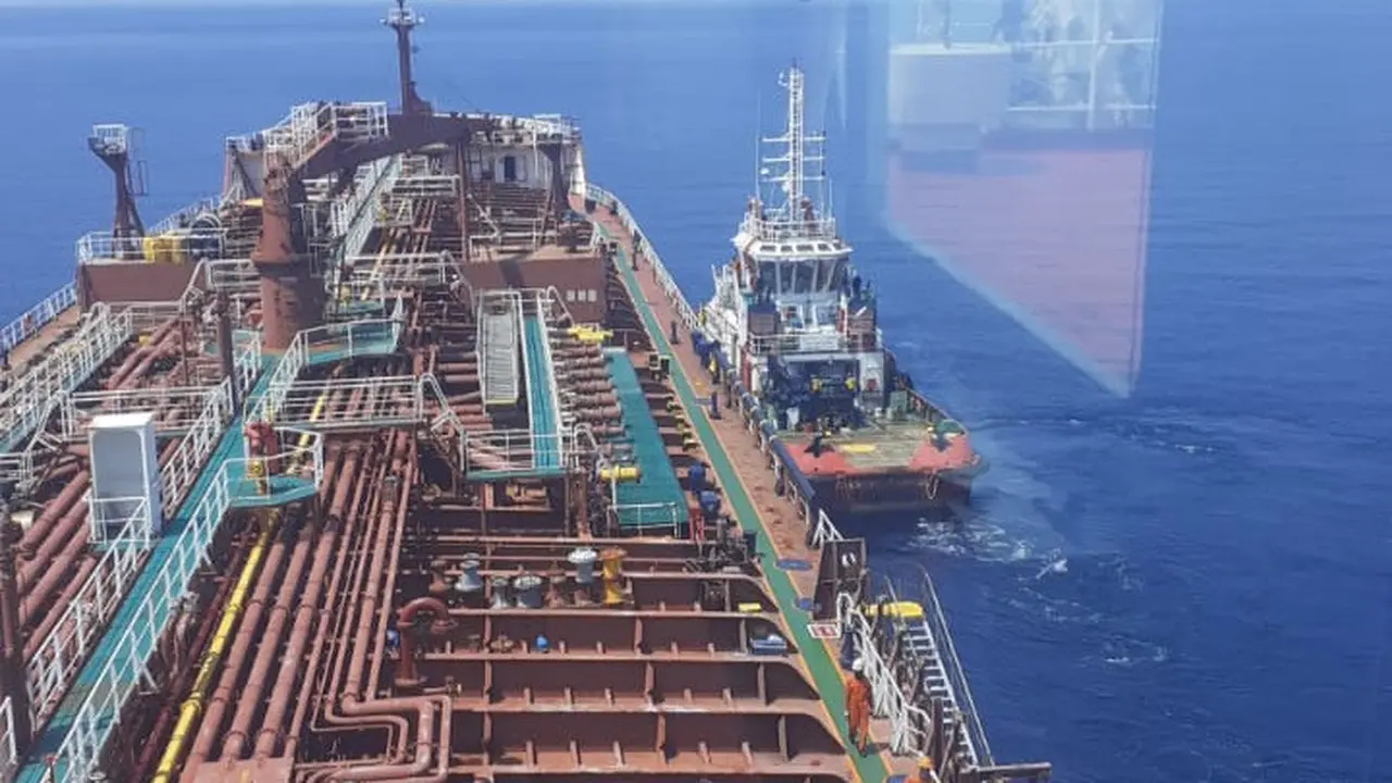 Sebanyak 16 ABK yang kapalnya terbakar hebat di Laut Jawa, Bangka Belitung, berhasil diselamatkan oleh awak Kapal MT Queen Majesty. (Liputan6.com/Ahmad Adirin)