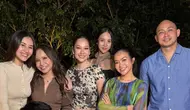 Rossa terlihat hadir merayakan ulang tahun Yura Yunita mengenakan atasan lengan panjang coklat kerah v neck. Ada juga Aaliyah Massaid mengenakan atasan cardigan coklat muda. [@aaliyah.massaid]
