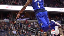 Pebasket Dallas Mavericks, Dennis Smith Jr, berusaha memasukkan bola saat pertandingan melawan Washington Wizards pada laga NBA di Capital One Arena, Selasa (7/11/2017). Mavericks menang 113-99 atas Wizards. (AP/Nick Wass)