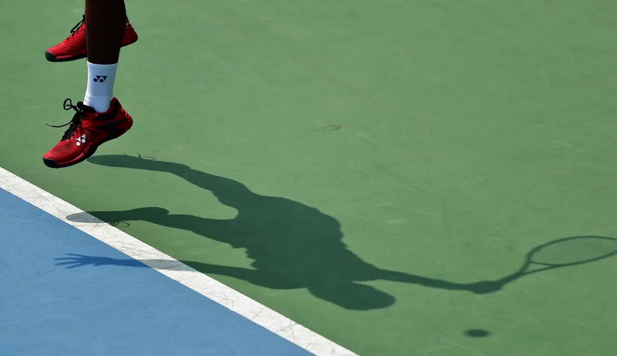 Siluet dari petenis Indonesia, M. Rifqy Fitriadi, saat berusaha mengembalikan bola saat melawan petenis Selandia Baru, Ajeet Rai, pada laga Piala Davis 2019 Grup II Zona Asia/Oceania di Stadion Tenis GBK, Jakarta, Sabtu (14/9). Rifqi kalah 6-7, 3-6 dari Ajeet. (Bola.com/Peksi Cahyo)