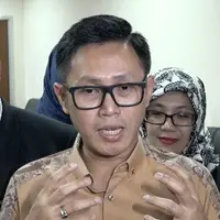 Eko Patrio tidak terlalu mengerti kenapa namanya dibawa-bawa dalam kabar pengalihan isu. Menjadi korban kejahatan cyber, Eko ingat pesan dari Ibunya. 