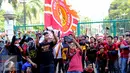 Sejumlah suporter AS Roma berpose bersama sebelum menyaksikan tim kesayangannya bertanding di Gelora Bung Karno, Jakarta, Sabtu (25/7/2015). Tim berjuluk Giallorossi akan menggelar pertandingan intern antara skuadnya. (Liputan6.com/Herman Zakharia)