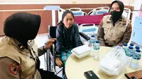 Korban laka lantas yang mengalami patah tulang kaki mendapatkan terapi dari Biro SDM Polda Riau. (Liputan6.com/M Syukur)