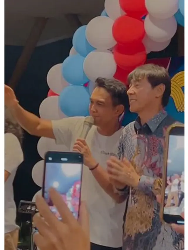 6 Momen Naga ADA Band Manggung Bareng Shin Tae-yong, Ikut Joget Pakai Batik