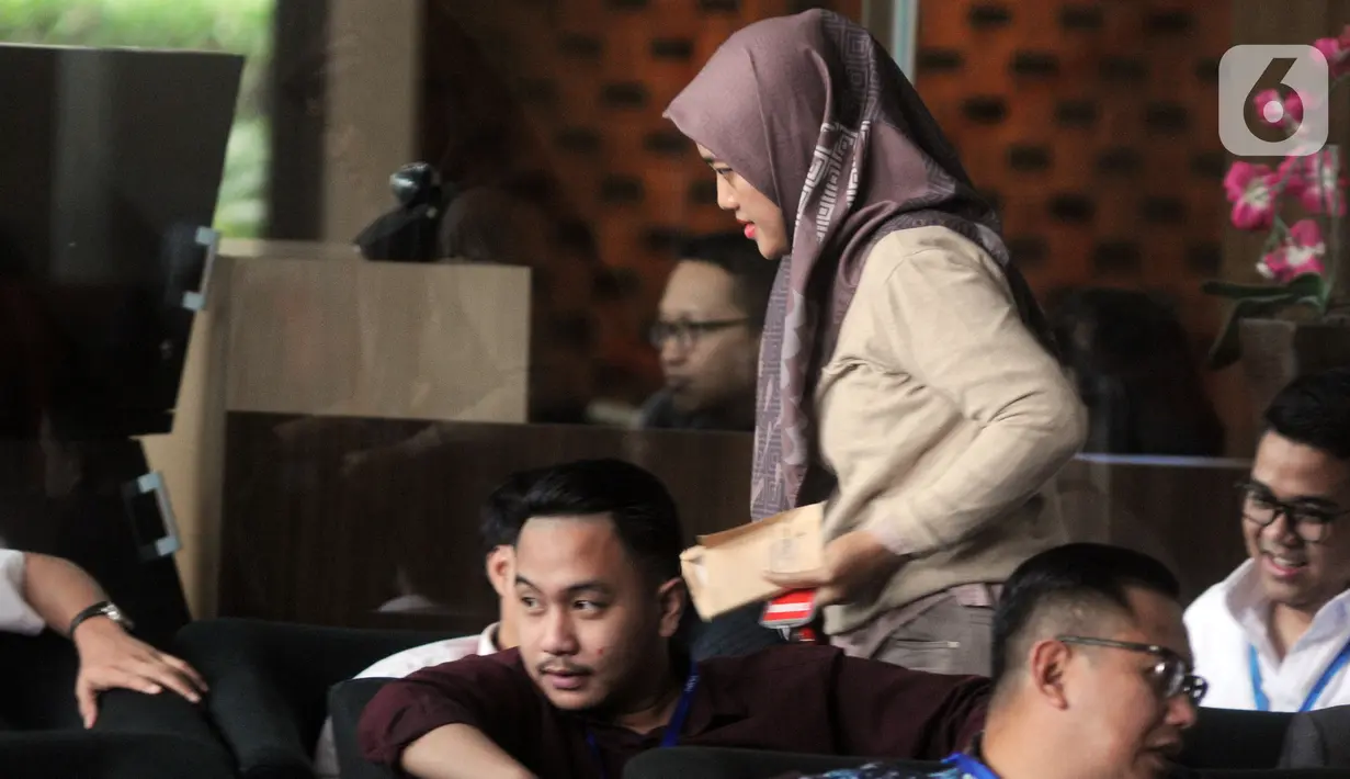 Wakil Gubernur Lampung, Chusnunia Chalim (Nunik) memenuhi panggilan penyidik KPK di Jakarta, Selasa (26/11/2019).  Sebelumnya Nunik mangkir panggilan penyidik pada 20 November 2019 kemarin dengan alasan tak bisa hadir lantaran surat panggilan pemeriksaan belum dia terima. (merdeka.com/Dwi Narwoko)