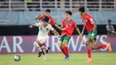 <p>Pemain Timnas Indonesia U-17, Arkhan Kaka (kiri) berusaha mengontrol bola dibayangi tiga pemain&nbsp;Timnas Maroko U-17 dalam laga pamungkas Grup A Piala Dunia U-17 2023 yang berlangsung di Stadion Gelora Bung Tomo, Surabaya, Kamis (16/11/2023). (Bola.com/Bagaskara Lazuardi)</p>