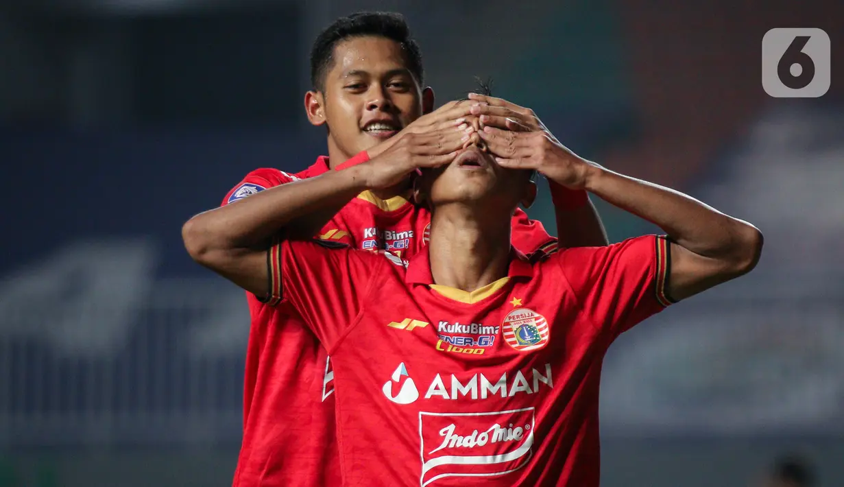 Gelandang Persija, Alfriyanto Nico Saputro (depan) merayakan gol kedua timnya ke gawang Persela Lamongan saat laga pekan keempat BRI Liga 1 2021/2022 di Stadion Pakansari, Bogor, Jumat (24/09/2021). Persija Jakarta membungkam Persela Lamongan 2-1. (Bola.com/Bagaskara Lazuardi)