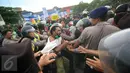 Pengunjuk rasa dari Solidaritas Perjuangan Demokrasi terlibat bentrok dengan aparat kepolisian di Yogyakarta, (23/2). Aparat menghalau untuk antisipasi antara  ormas yang pro LGBT dan anti LGBT yang sedang melakukan aksi bersamaan. (Boy Harjanto)
